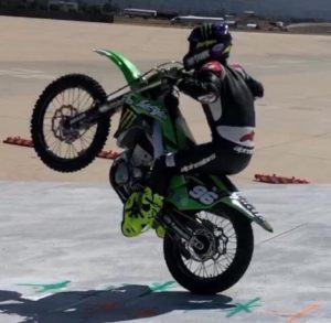 Vídeo: Axell Hodges sofre queda ao tentar saltar 115 metros thumbnail
