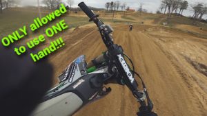 Vídeo Motocross: Duas voltas completas só com a mão direita no guiador? thumbnail