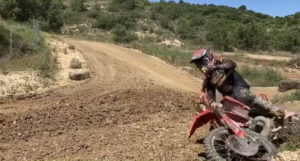 Vídeo: Marc Marquez diverte-se com uma 250cc 2T! thumbnail