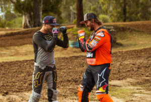 Vídeo: O duelo de Toby Price e Jack Miller numa pista de Motocross! thumbnail