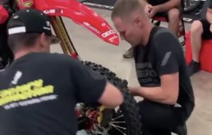 Vídeo AMA Motocross: Como trocar uma roda em 24 segundos? thumbnail