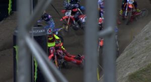 Vídeo MXGP: Van Horebeek ficou preso na moto de Gajser thumbnail