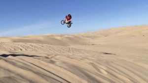 Vídeo Dakar: Ricky Brabec voa nas dunas de Glamis thumbnail