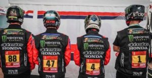 Dakar, Etapa 9: A homenagem dos pilotos da Honda a Paulo Gonçalves thumbnail