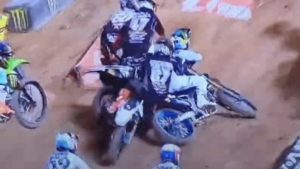 Vídeo AMA Supercross 250, Orlando 2: A queda de Jeremy Martin thumbnail