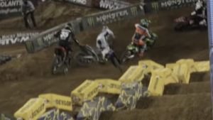 Vídeo AMA Supercross 250, Orlando 2: A queda de Alex Martin thumbnail