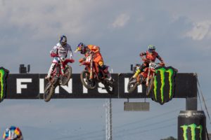 Vídeo MXGP: A “quase colisão” de Herlings e Jonass thumbnail