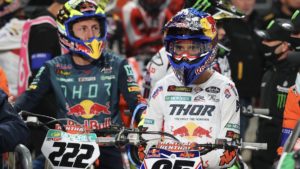 Vídeo Supercross: Musquin e Cairoli em ação em Paris thumbnail