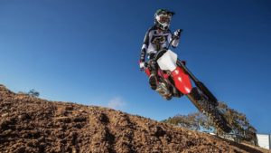 Vídeo Motocross: Josh Hill na Stark Varg em modo “raw”! thumbnail